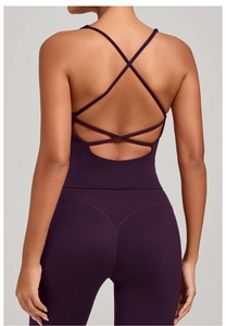 Vue détaillée du haut de yoga violet à bretelles croisées et legging de sport taille haute