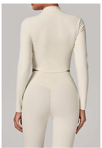 Détail de la couture en V au dos du legging de yoga taille haute et du haut cintré