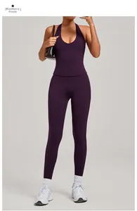 Détail de l'ensemble de yoga violet mûre avec débardeur col V et legging gainant