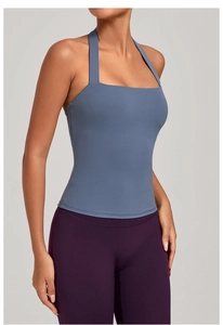 Vue détaillée du débardeur de yoga bleu brume à col licou avec une coupe ajustée élégante