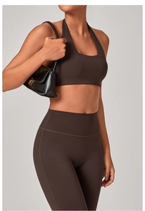 Dettaglio del reggiseno sportivo marrone scuro e dei leggings da yoga a vita alta