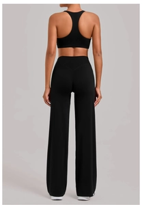 Detailweergave van de zwarte racerback sportbeha en de wijde yoga-broek met hoge taille