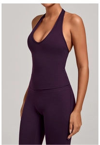 Gros plan sur le tissu élastique et le dos nu du débardeur de yoga violet foncé