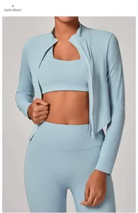 Vue détaillée de la veste de yoga bleu serein avec col montant et fermeture éclair