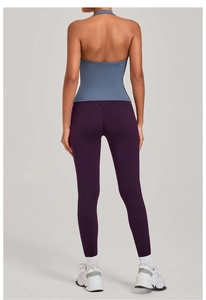 Vue arrière d'un haut de yoga dos nu et d'un legging violet à taille haute