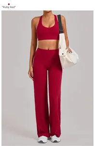 Detailweergave van de robijnrode yogaset met racerback crop top en wijde sportbroek