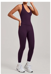 Détail du débardeur de yoga violet prune à col en V et legging sans couture taille haute