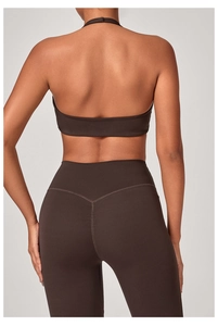 Dettaglio della cucitura a V in vita sui leggings da yoga caffè con top all'americana