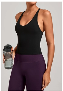 Détail d'un débardeur de yoga à bretelles croisées et legging violet pour le fitness