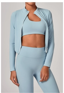 Vue détaillée de l'ensemble de yoga bleu clair 3 pièces avec veste à col montant et haut