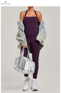 Détail du haut de yoga licou violet mûre et du legging avec une veste en jean tendance