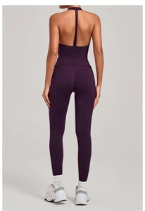 Détail de l'ensemble de yoga violet foncé montrant la couture en V au dos et le tissu élastique