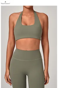 Dettaglio del reggiseno sportivo allacciato al collo e dei leggings verdi a vita alta