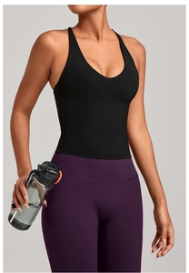 Détail du débardeur de yoga à bretelles croisées et du legging violet taille haute respirant