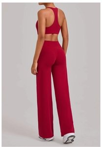 Detailweergave van de bordeauxrode yoga-top en broek met hoge taille vanaf de rug