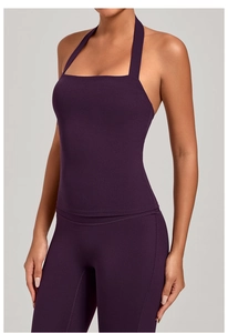 Détail du tissu mat violet foncé à haute élasticité sur cet ensemble de yoga