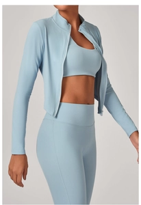Vue détaillée latérale de l'ensemble de yoga bleu clair trois pièces avec veste