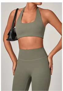 Dettaglio del set yoga senza cuciture verde oliva con reggiseno all'americana e leggings