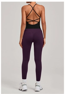Détail d'un legging de yoga violet taille haute et d'un soutien-gorge de sport noir croisé