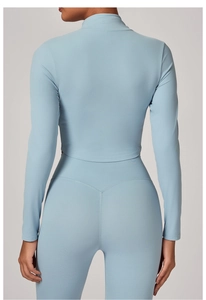 Détail de l'ensemble de yoga bleu clair avec ourlet courbé et coutures en V sur le legging
