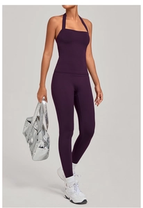Détail de l'ensemble de yoga violet foncé avec haut dos nu et legging taille haute