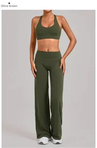 Detail van olijfgroene yoga broek met hoge taille en fitness top voor trainingen