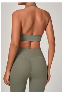 Vista posteriore del set yoga verde oliva con top allacciato al collo e leggings a V