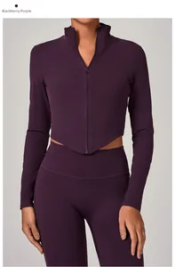 Détail de l'ensemble de yoga violet mûre séchage rapide avec veste zippée et legging