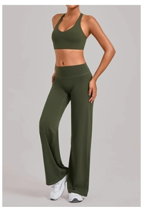 Detail van olijfgroene yogaset met wijde broek met hoge taille en racerback sportbeha