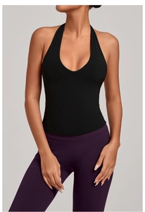 Détail du haut de yoga noir à col en V avec texture de tissu élastique et respirant
