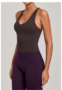 Détail d'un legging violet à taille haute et d'un débardeur de sport gris sur modèle