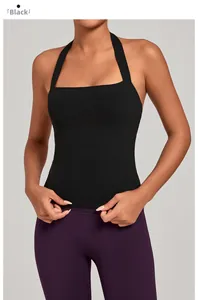 Détail d'un haut de sport noir dos nu avec décolleté carré en tissu de yoga élastique