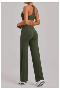 Detail van olijfgroene racerback sportbeha en high-waisted yoga set met wijde pijpen