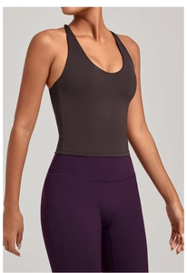 Détail du gilet de yoga à dos croisé en tissu gris anthracite et coupe de sport ajustée