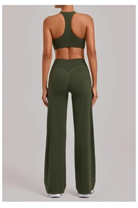 Achteraanzicht van olijfgroene yogaset met racerback top en V-vormige naad op de broek