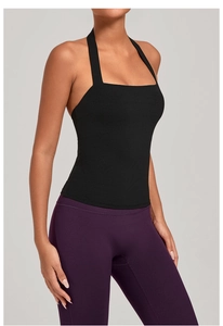 Détail du débardeur de yoga dos nu noir avec larges bretelles et texture lisse