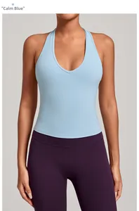 Détail du débardeur de yoga bleu sérénité avec col en V et tissu de sport extensible