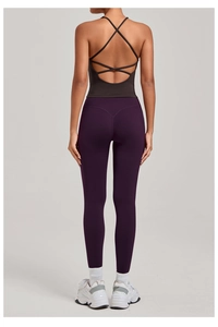 Détail des bretelles croisées du haut de yoga noir avec legging violet