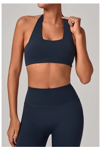 Dettaglio del top da yoga blu scuro con vestibilità ergonomica e tessuto traspirante