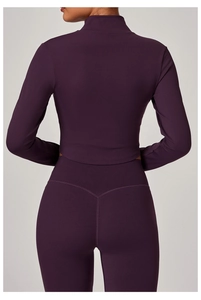 Détail de la vue arrière d'une veste de yoga violette ajustée avec col montant et manches