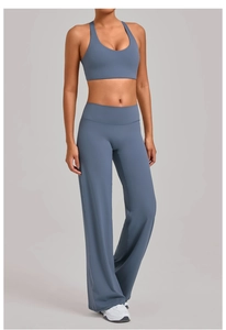 Detail van grijsblauwe yogaset met racerback sportbeha en flair broek met hoge taille
