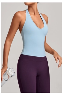 Vue détaillée du gilet de sport bleu clair à col en V et legging avec gourde d'eau