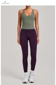 Détail du débardeur de yoga vert basilic et du legging violet à taille haute