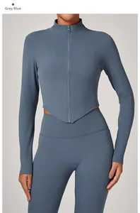 Détail de l'ensemble de yoga bleu-gris avec haut zippé et legging à taille haute