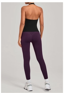 Vue détaillée du dos d'un haut de yoga dos nu et d'un legging violet à taille haute