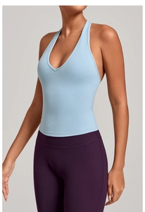 Détail du débardeur de yoga bleu clair à col en V montrant la coupe slim élastique