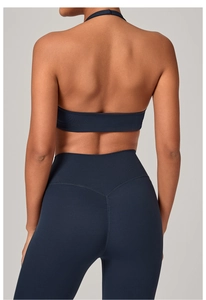 Dettaglio del top yoga blu scuro e leggings con cucitura a V sul retro per fitness