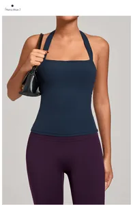Détail du débardeur de yoga licou bleu badge avec une texture de tissu doux et respirant