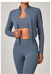 Ensemble de yoga trois pièces avec veste ajustée, brassière et legging taille haute