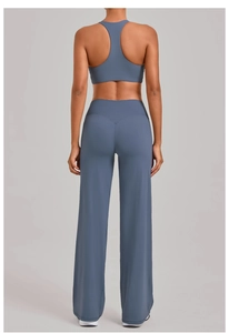 Achteraanzicht van blauwe yogaset met racerback sportbeha en legging met hoge taille